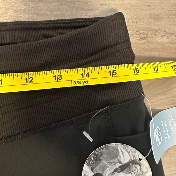 Daisy Fuentes Black Capri’s 1X NWT - Picture 2 of 6